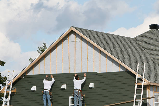 Professional Siding technician working in Lakewood, IL